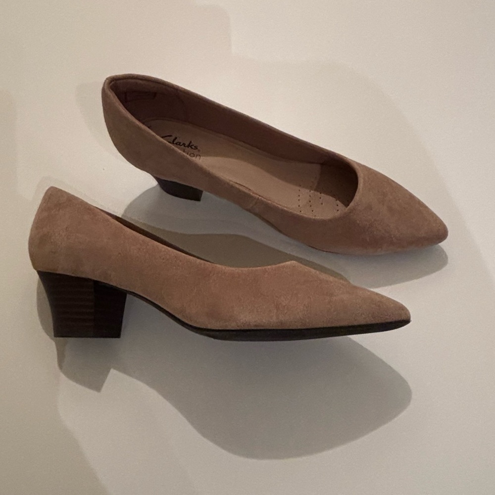 Clarks Women's Black and Tan Flats - Picture 8 of 12